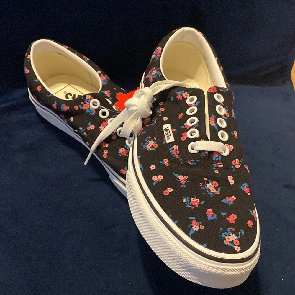 NWT Vans Ditsy Floral Black/true white unisex men size 4.5 & 7.5 &women size 6&9 - Picture 2 of 7